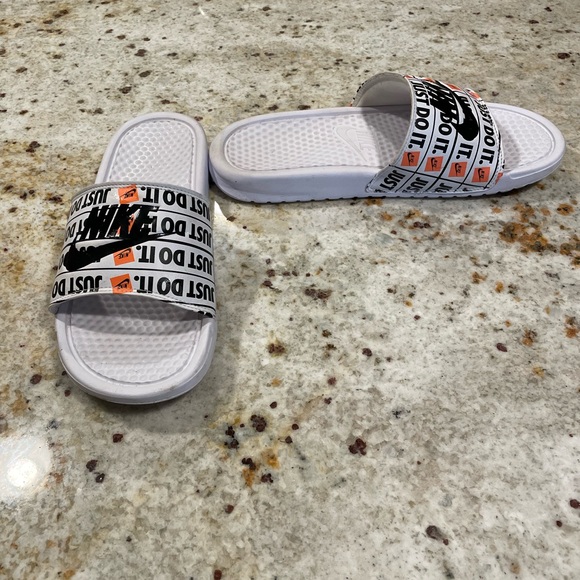 Nike Men’s Slides Size 9! - Picture 3 of 4